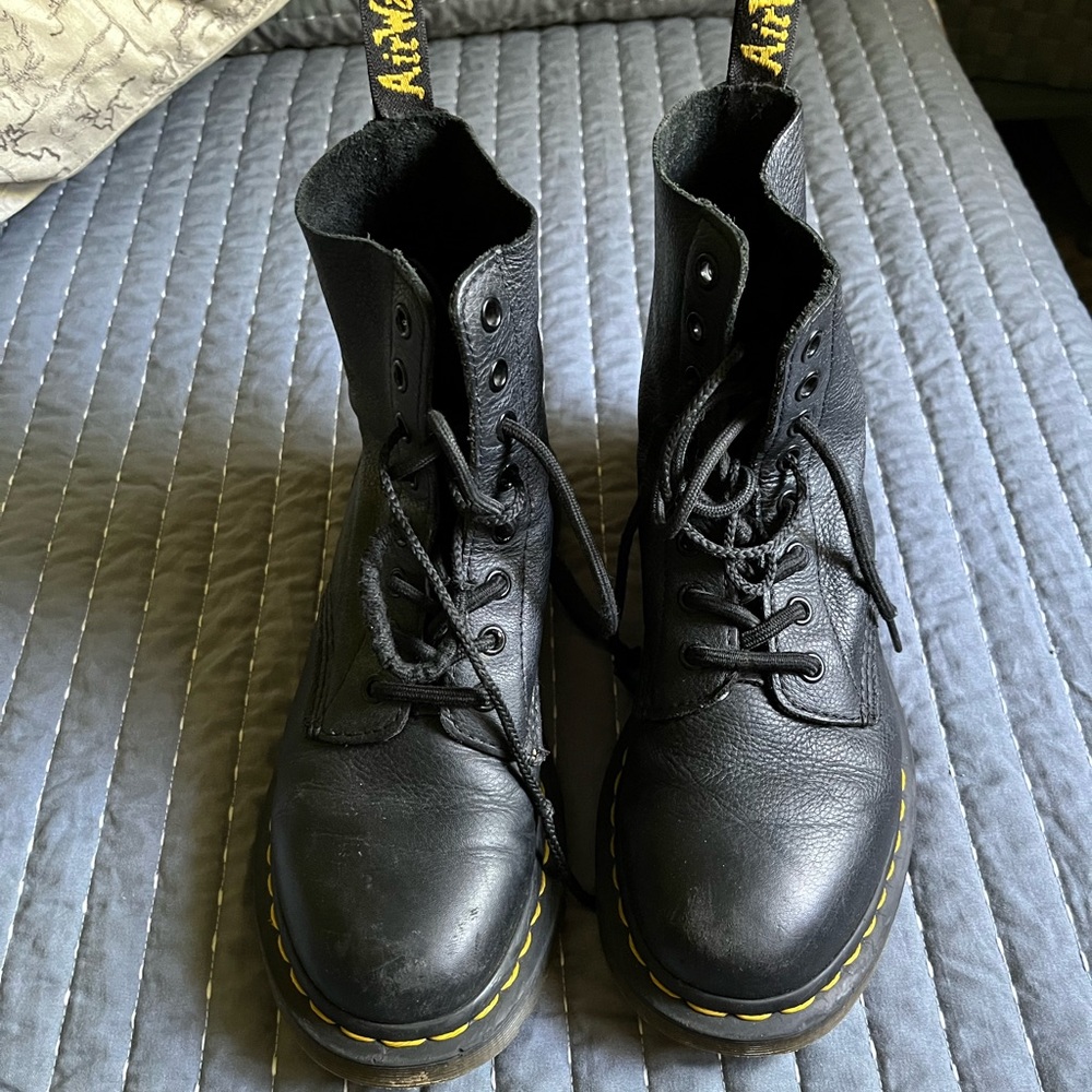 DOC MARTENS SZ 8 WORN AND NEEDS NEW LACES